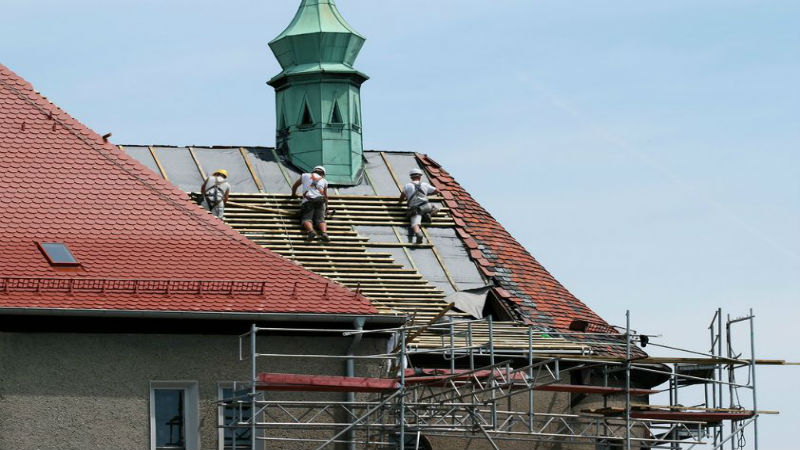 Safety Standards in Roofing: How Companies Protect Workers and Clients